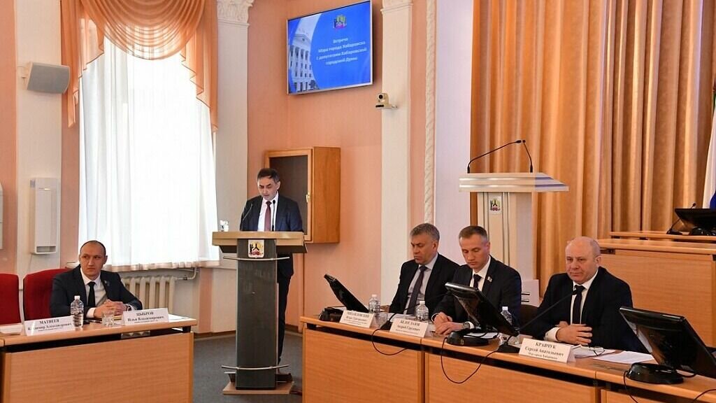    Глава Хабаровска Сергей Кравчук встретился с депутатами гордумы, чтобы обсудить исполнение поручений президента России, которые глава государства озвучил во время обращения к Совету Федерации.