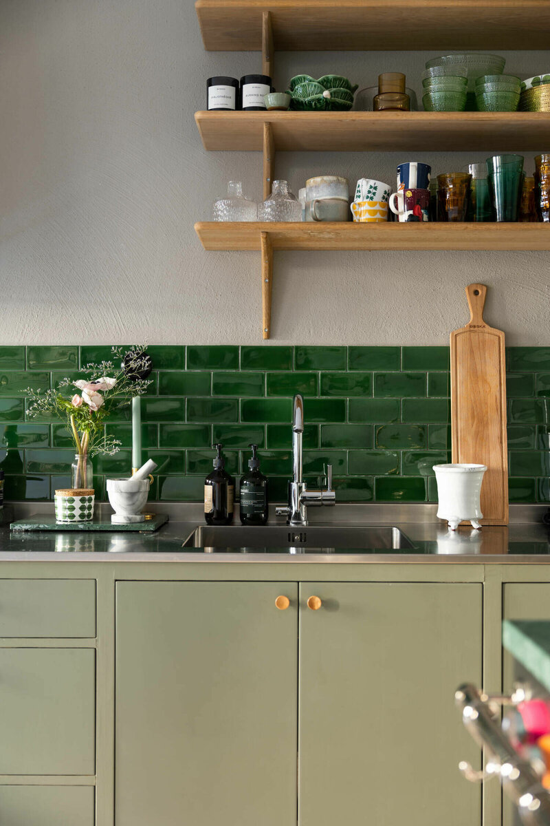 Люблю, когда в интерьере кухни используются декоративные мелочи — небольшие цветочные композиции, свечки, деревянные досочки, красивые диспенсеры для мыла и моющего средства...