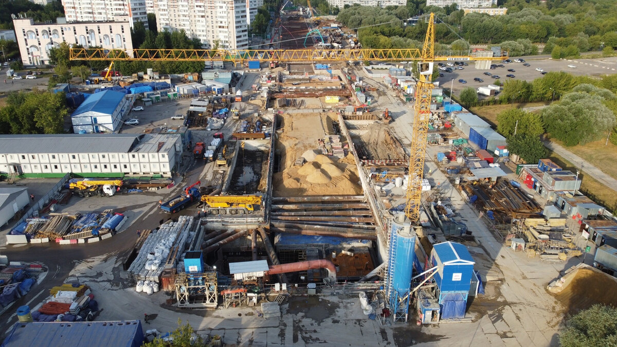 📷 1: 29 июля 2021 года. Частично выполнена обратная засыпка, начато раскрытие боковых котлованов. Бóльшая часть конструкций станции готова в 
