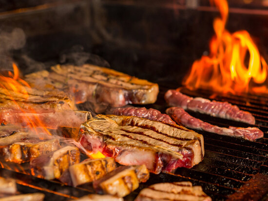     Опасаться жирного мяса следует из-за канцерогенов. Фото: freepik.com