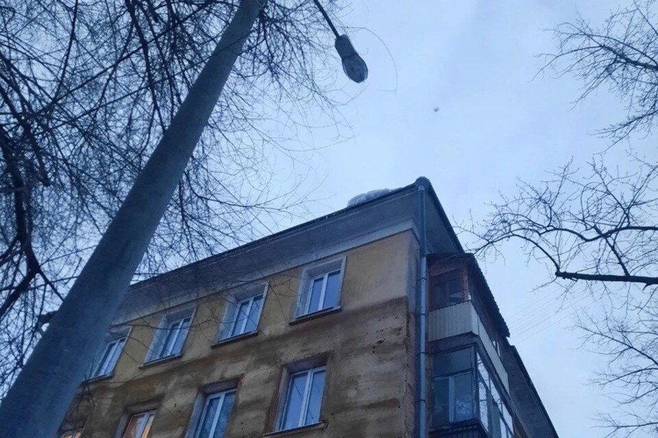     Отец мальчика заснял свисающий с крыши снег, но обвиняемый уверял, что крыша была чистой  Предоставлено "Комсомолке"