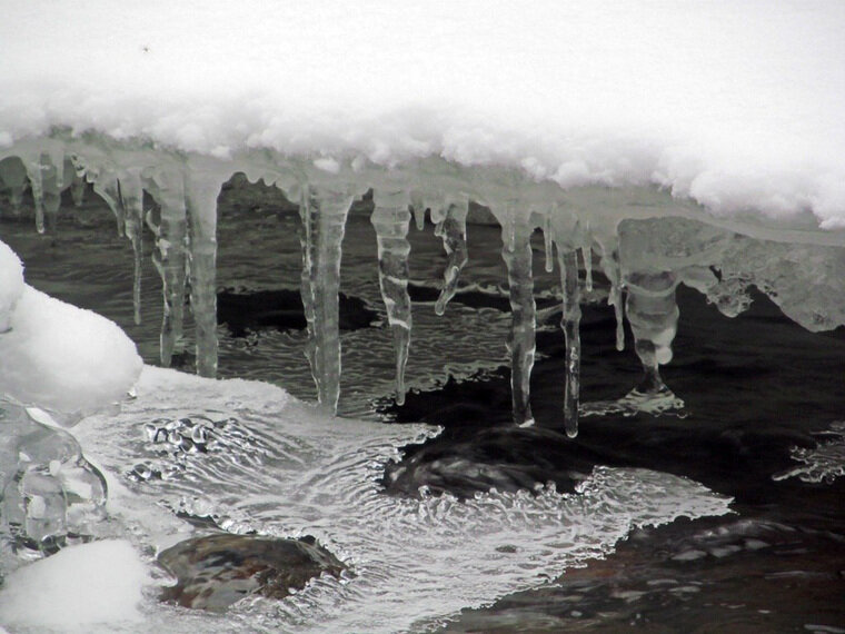    Снег тает на реках и туристских тропах