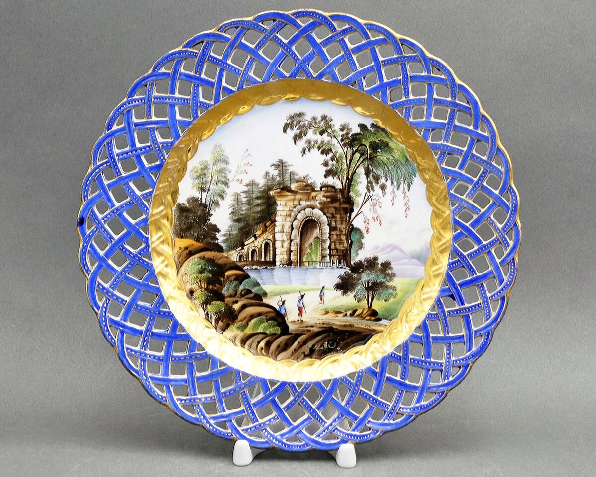 Декоративная тарелка "Античные руины", ИФЗ период Императора Александра I, 1800-е гг. Диаметр 25 см. Продана за 300 тысяч рублей. https://ru.bidspirit.com