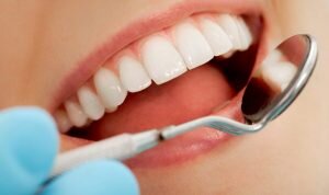 Фото: Depositphotos Директор центра эстетической стоматологии и имплантации BLANCO Бэлла Мусихина рассказала в беседе с «Лентой.ру», что в некоторых случаях стоматологи удаляют здоровые зубы.