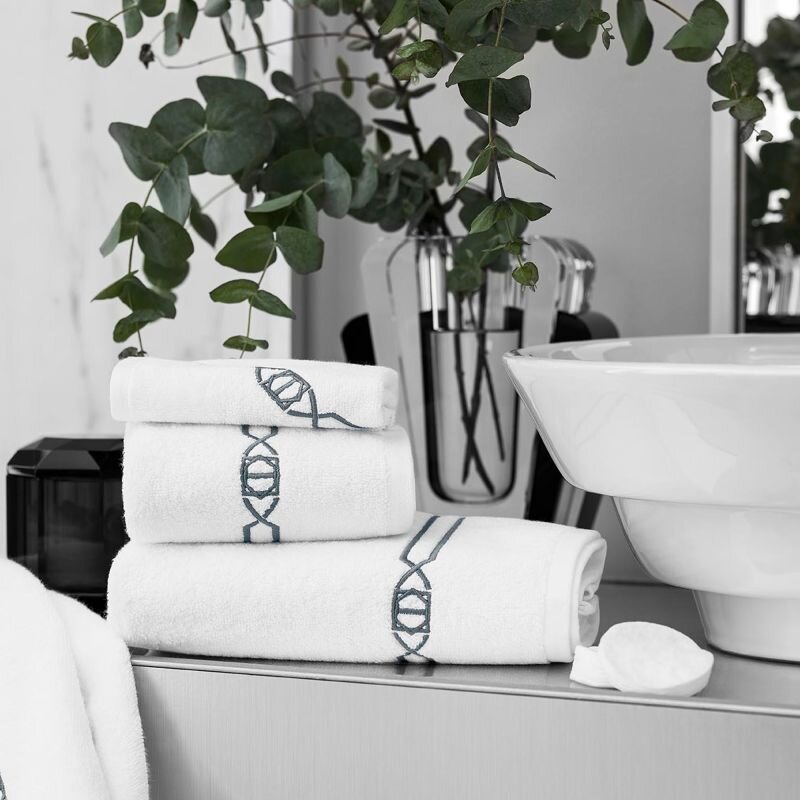 В модели «Сигман» изящное дизайнерское решение в виде тонкой графитово-серой вышивки подчеркивает высочайшее качество этого изделия из мягкого чесаного хлопка