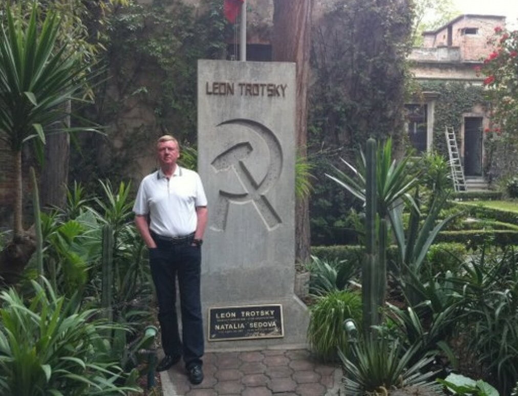 А. Чубайс на могиле Л.Троцкого (подобное тянется к подобному), оба отличились особенной ненавистью к русскому народу