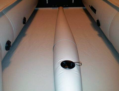 Под пайолом пустота между килем, из-за чего дно мягкое и тормозит