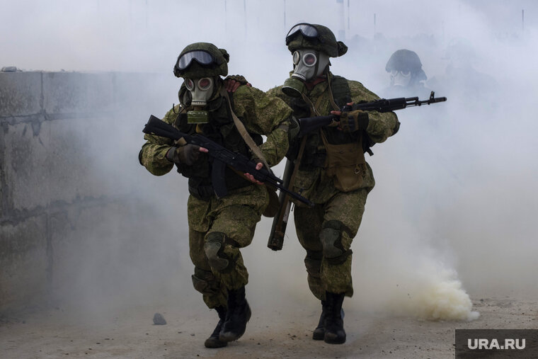    Гранаты со слезоточивым газом полностью нейтрализуют противника