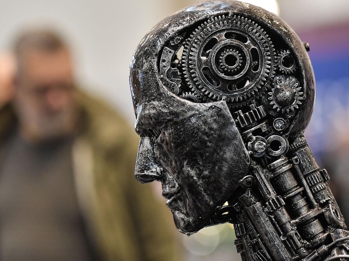    Металлическая голова, символизирующая искусственный интеллект, в автосалоне в Эссене, Германия© AP Photo / Martin Meissner