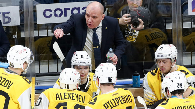    Андрей Разин с хоккеистами «Северстали».Дарья Исаева