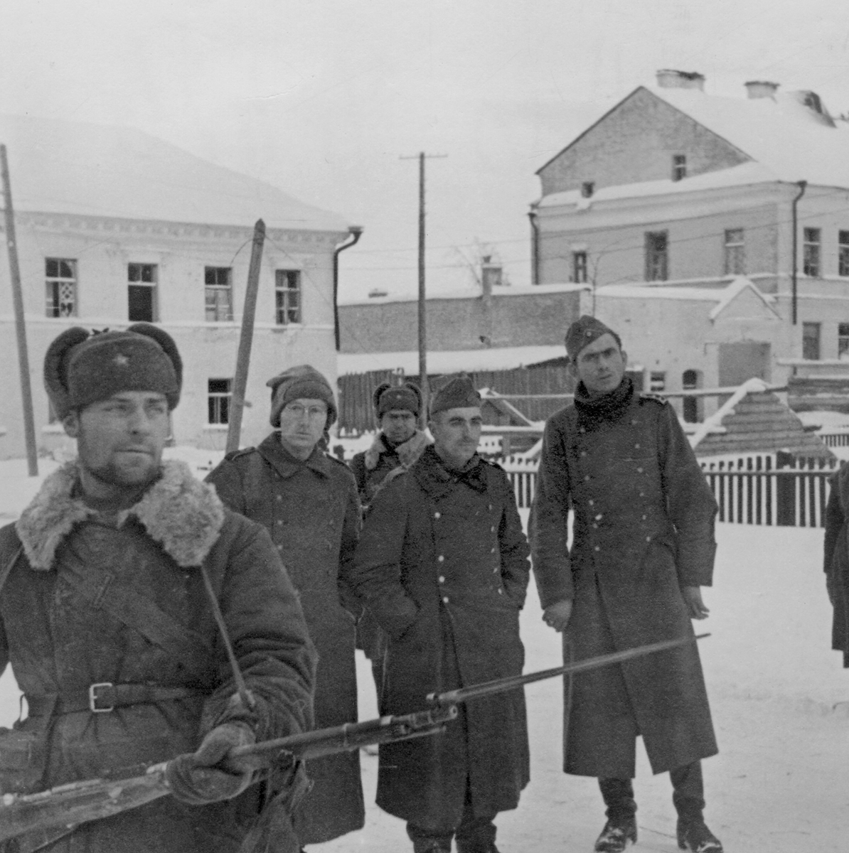 Немецкие солдаты , захваченные во время боев по освобождению города Тихвин в декабре 1941 года. Место съемки — пересечение Советской и Социалистической улиц/ Источник: tikhvin.org.