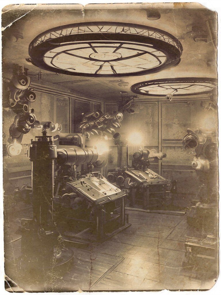 Лаборатория доктора Хэкенсоу с аудионным супер-микроскопом