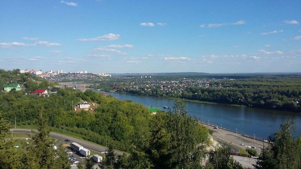 Виды от памятника на реку и окрестности