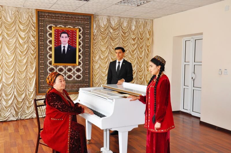 Тязегуль Джораева с студентами