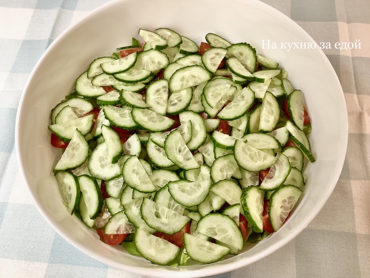 Салат с куриной печенью, яйцами, маринованными огурцами, луком и морковью