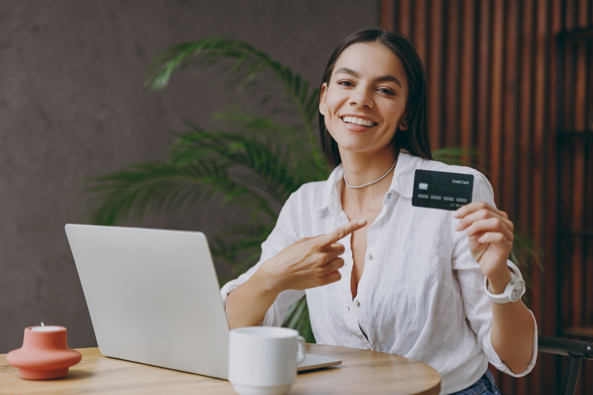    Номер карты легко найти на ней самой, а номер счета указан в банковских реквизитах