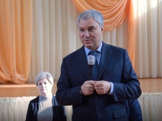     Володин ранее встретился с жителями микрорайона Звезда, где в настоящий момент стоят несколько многоэтажных домов. Фото: телеграм-канал "Володин. Саратов"