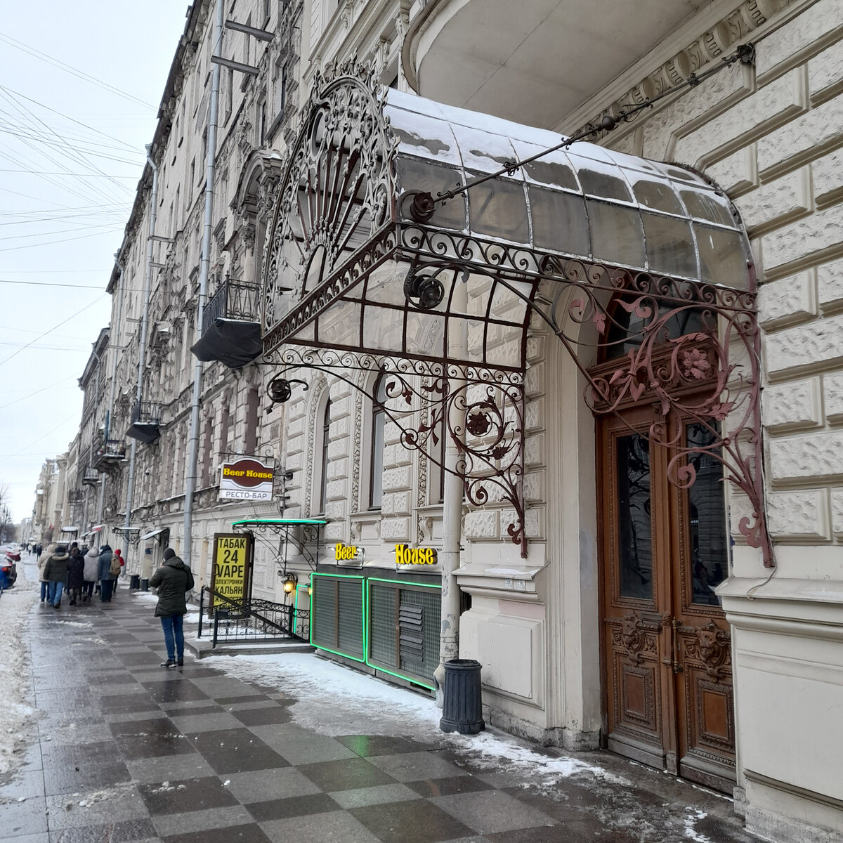 Обратите внимание на толпу в кадре - это «экскурсия по парадным». Благодаря ей, мы узнали, что можно войти в парадную соседнего дома. Кстати, в дом №38 они тоже не попали, ограничившись внешним осмотром.