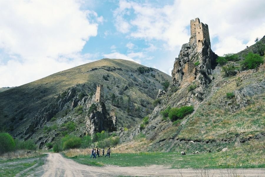 Край башен. Орел в горах Ингушетии. Горы башни и Орел. Ингушский Орел фото. Ингушский флаг на башне.