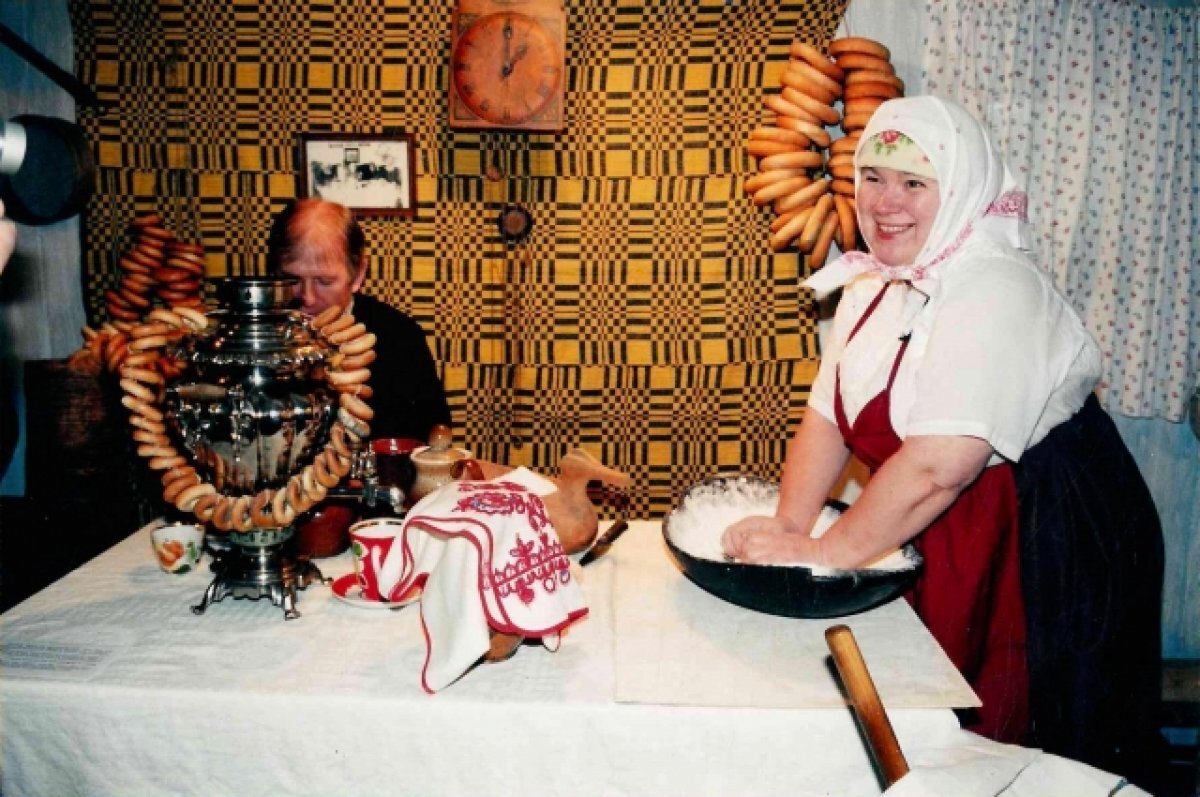    Татьяна Зыкова в образе хозяйки на выставке «Хлеб наш насущный» в Музее-Пароходе «Св. Николай» в ноябре 2003 года.