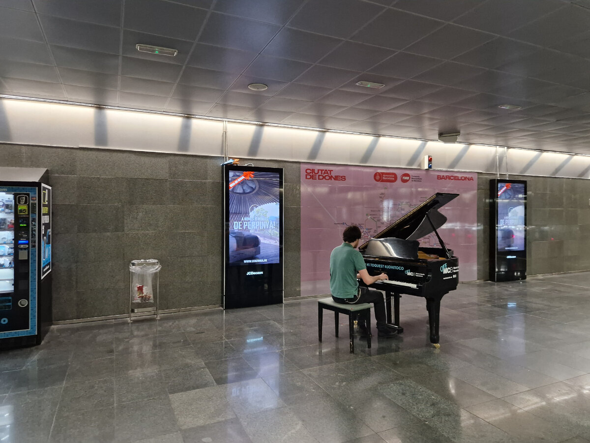 На одной из станций живая музыка