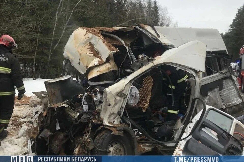     В больницах остаются еще трое пострадавших в жутком ДТП с маршруткой под Смолевичами с 13 жертвами. Фото: телеграм-канал МВД Беларуси.