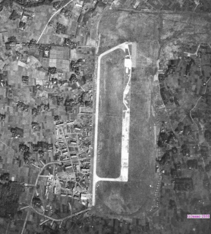 Летом 1942 года, после рейда Дулиттла, для обеспечения ПВО Токио на окраине столицы на месте трех маленьких деревень из примерно 90 домов и их рисовых полей началось строительство аэродрома Наримасу (другое название Такамацу). Земля была выкуплена армией у крестьян в принудительном порядке, но в 1,5 раза выше рыночной стоимости. Строили аэродром военные строители, мобилизованные студенты, корейцы и заключенные. На фотографии от 24 октября 1944 года хорошо заметна бетонная ВПП, а правом нижнем углу стоят самолеты, вероятно 47-го сентай. После войны на территории аэродрома был построен лагерь американских оккупационных войск, а после их ухода он стал частью города. 