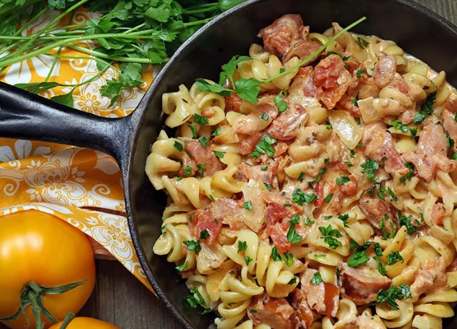 Макароны с копчёными колбасками в томатно-сливочном соусе