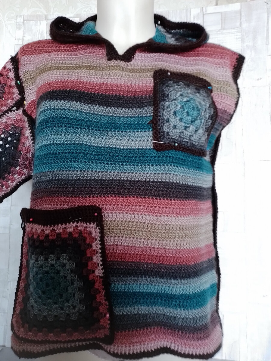 Совместная работа над худи с капюшоном. Анастасия и Ольга Мункины.