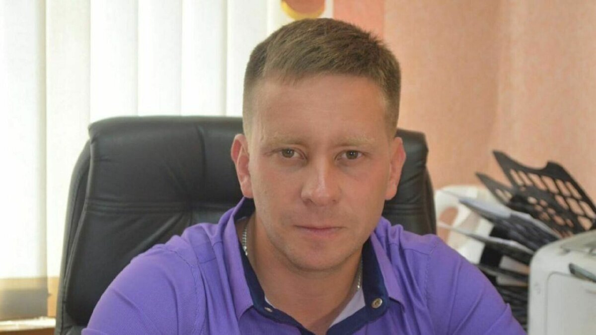     Мобилизованного руководителя Бейского сельсовета Антона Филиппова все же не стали штрафовать за игнорирование граждан. Ответственность за это возложили на его заместителя.