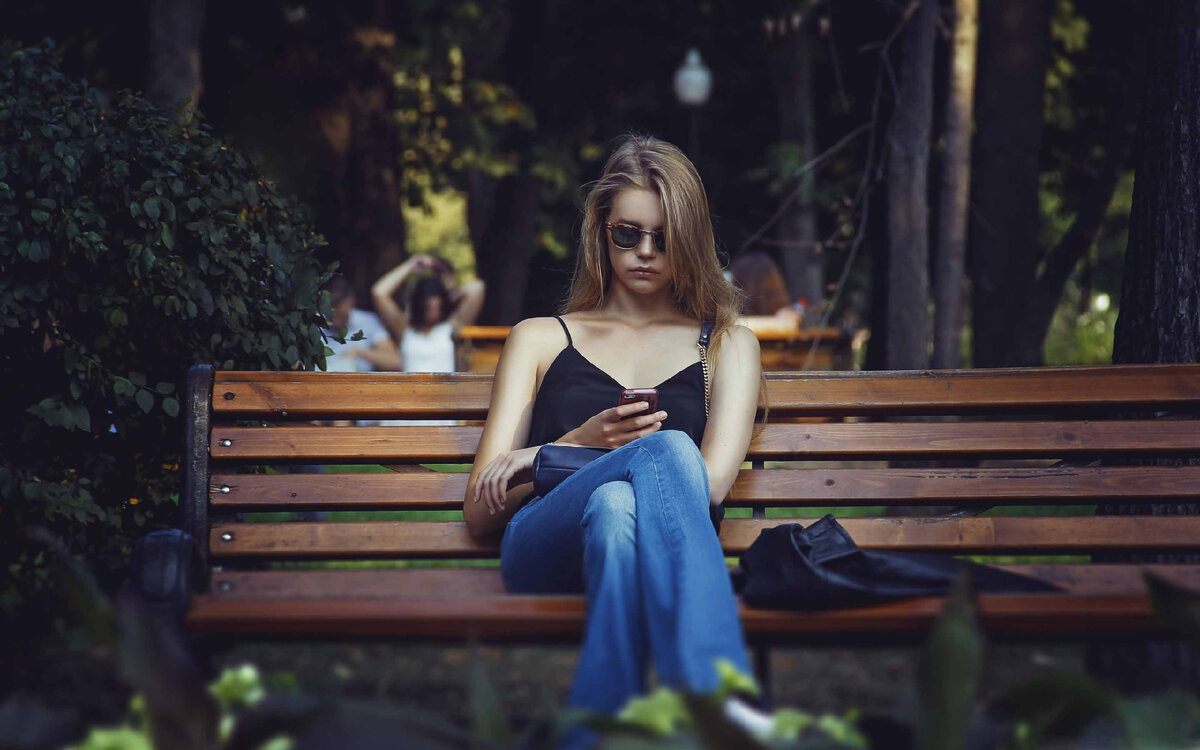 https://yobte.ru/uploads/posts/2019-11/devushki-na-lavochke-113-foto-22.jpg