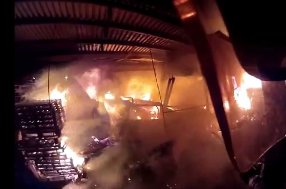 Видео пожара внутри. Пожары в общественных зданиях. Пожар внутри здания. Огонь изнутри. Здание горит внутри.