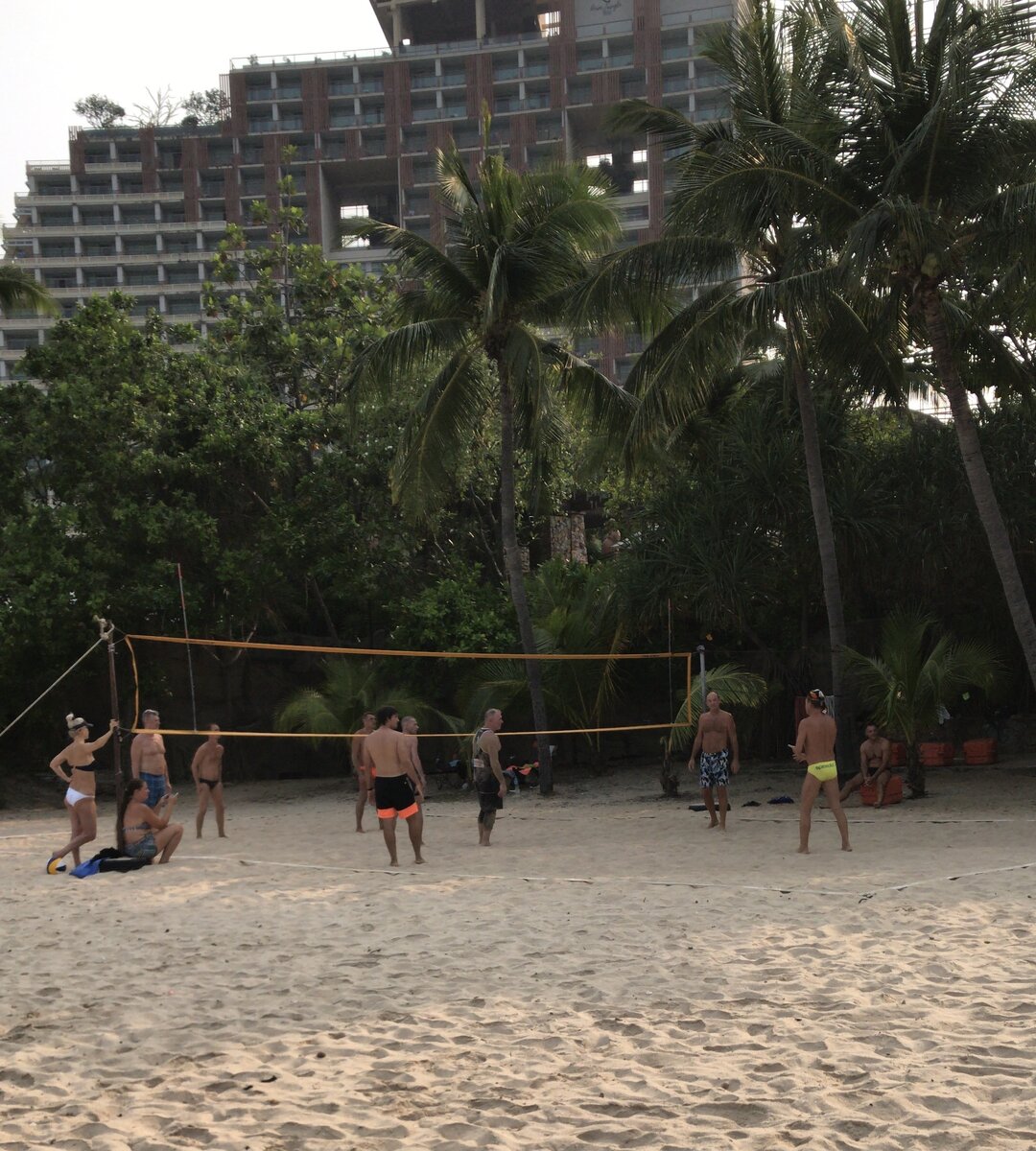 Пляжный волейбол, куда же без него. Наши люди в любой стране организовывают себе такой досуг 