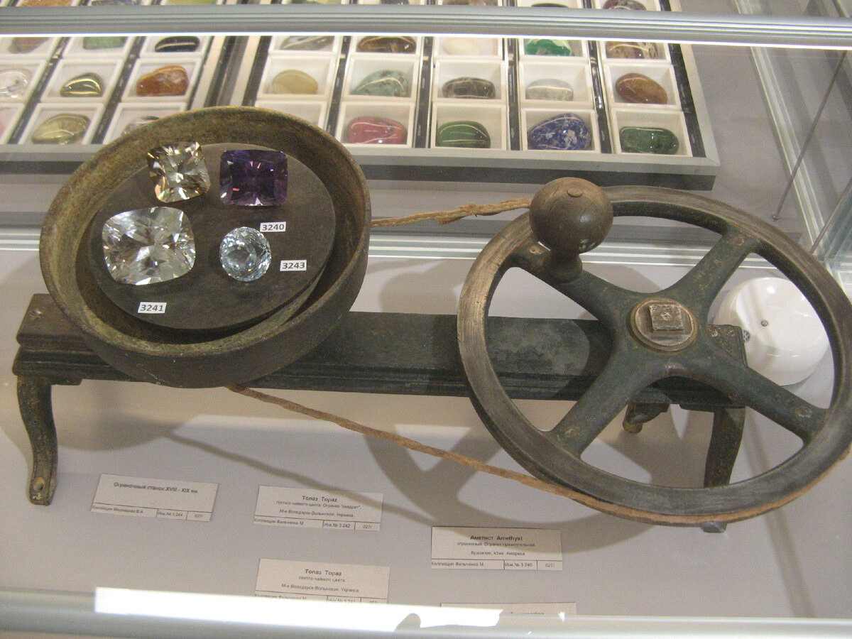 В музее можно познакомиться и с историей огранки минералов. Фото автора.