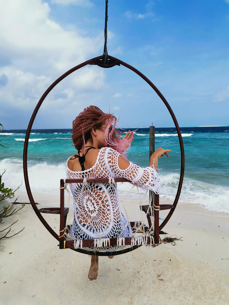 Я на качелях для фото на фоне океана.