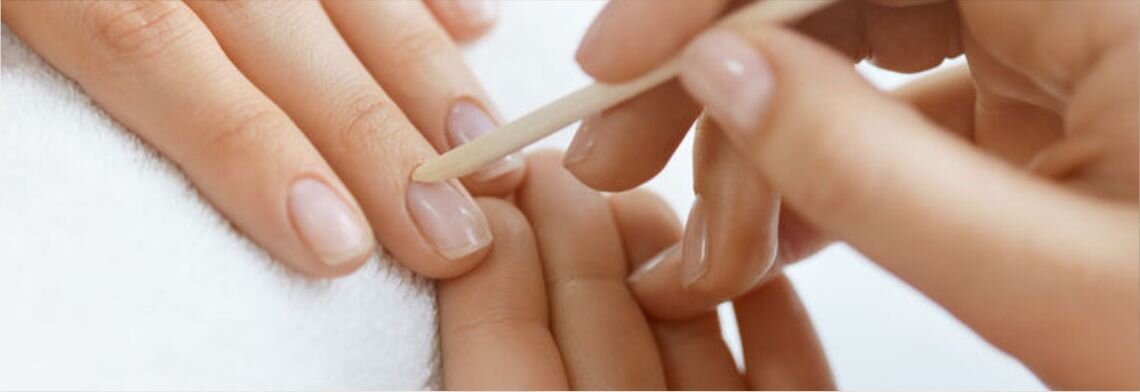 В чем же отличие японского маникюра от других его видов? Это прежде всего оздоровительная система, в основе которой лежат классические методы диагностики, позволяющие оценить состояние рук, ногтей и применить подходящий комплексный уход. Косметика, которая используется в японском маникюре, в большинстве своем состоит из натуральных увлажняющих компонентов, таких как женьшень, рисовое молочко, пчелиный воск, водоросли. Главное отличие от привычных нам техник в том, как делают процедуру японского маникюра. Во-первых, никаких щипцов и ножниц. Техника японского маникюра подразумевает использование исключительно натуральных материалов. В японском маникюре используются инструменты исключительно из природных материалов, такие как палочки из оранжевого дерева, пилки из шлифованной телячьей кожи или из керамики. В японском маникюре используют также минеральную пасту, пудру на основе пчелиного воска, которые втирают в ногтевую пластину с помощью полировочного блока — кичина, и увлажняющее масло. Вначале мастер дезинфицирует кожу рук и ногтевую пластину, делает коррекцию длины и придает форму свободному краю ногтя. Затем с помощью кичина втирает в ногтевую пластину минеральную пасту. Паста заполняет микропоры в ногтевой пластине и насыщает их питательными компонентами. За счет этого также нормализуются обменные процессы в ногтевой пластине, устраняется ломкость. В составе пасты пчелиный воск, минералы, витамины и необходимые для ногтевой пластины микроэлементы. Они глубоко проникают, питают и восстанавливают ногтевое ложе, делая поверхность ровной, гладкой и блестящей. Следующий этап — нанесение натуральной пудры. Она придает ногтям блеск и завершенный, ухоженный вид. Иногда процедуру называют запечатывание ногтей. Она закрепляет эффект от пасты, запечатывает активные компоненты в ее составе и придает зеркальный блеск. На ногтевой пластине образуется защитный слой, который предотвращает расслоение ногтя и потерю влаги, а еще он устойчив к воде, хлору, спирту и другим внешним факторам. Завершают процедуру нанесением концентрированного масла, которое питает и увлажняет кутикулу. 