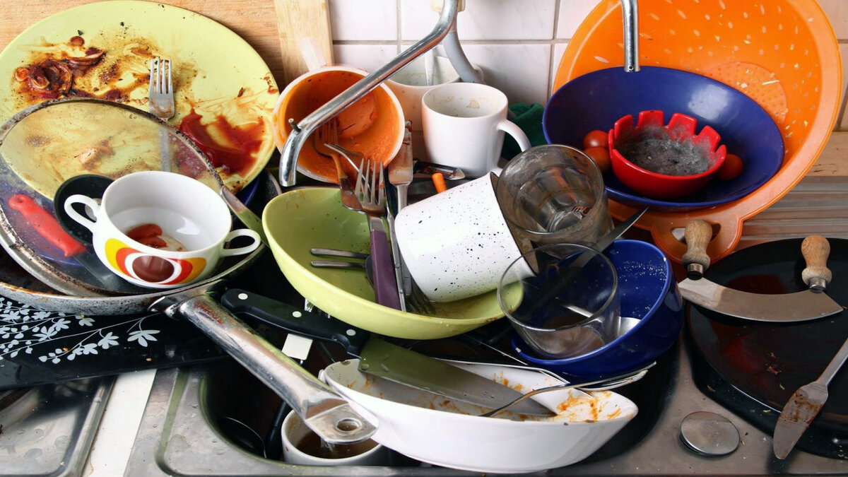 Сбор грязной посуды. Грязная посуда. Гора посуды. Грязные посуды в умывальнике. Гора грязной посуды.