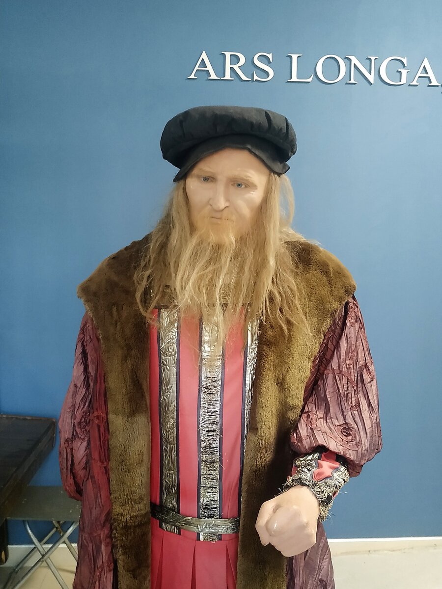 Восковая фигура учёного