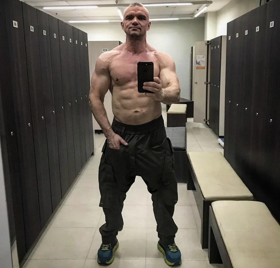 Из башки шла кровь": Актер Епифанцев избил в баре обидчиков своей бывшей жены Ве