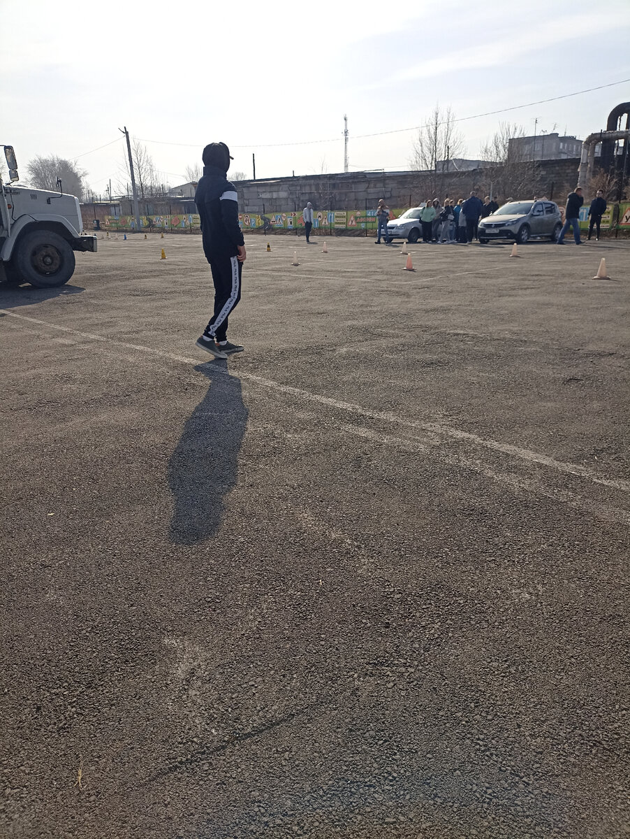 В общем сдавало человек 40