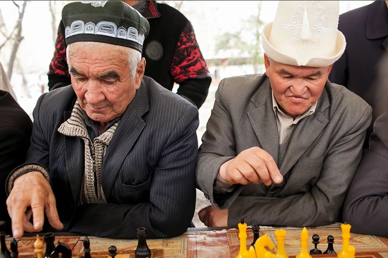 город ош киргизия 2010 год. киргизы и узбеки. узбеки и китайцы. толпа киргизов. казах киргиз узбек.