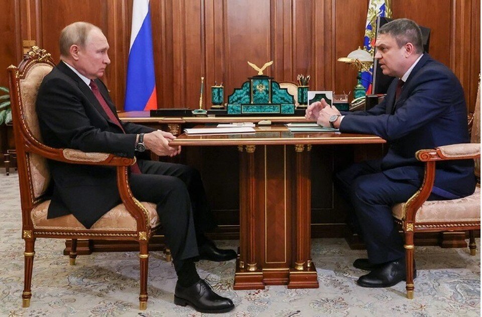     Владимир Путин провел встречу с врио главы ЛНР Леонидом Пасечником Фото: Михаил Климентьев/пресс-служба президента РФ/ТАСС