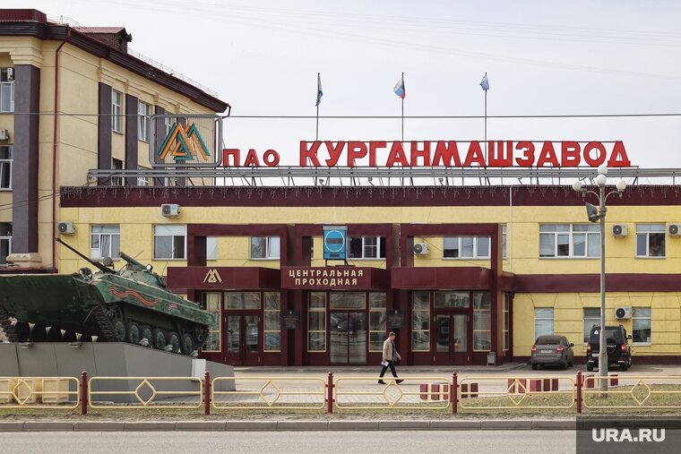    В среднем сотрудники на КМЗ получают 70-80 тысяч рублей