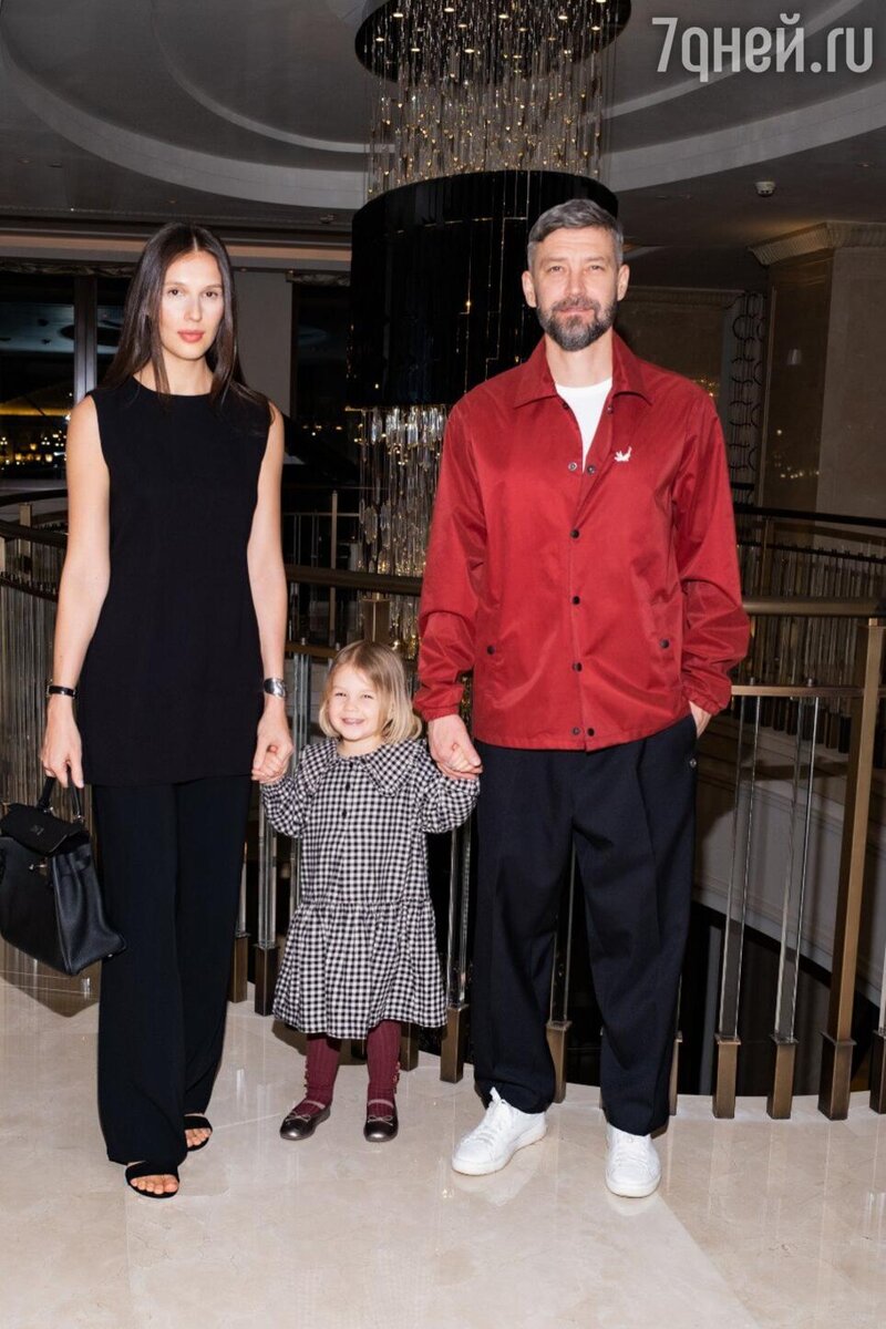    Владимир Кристовский с женой и младшей дочерью предоставлено Пресс-службой