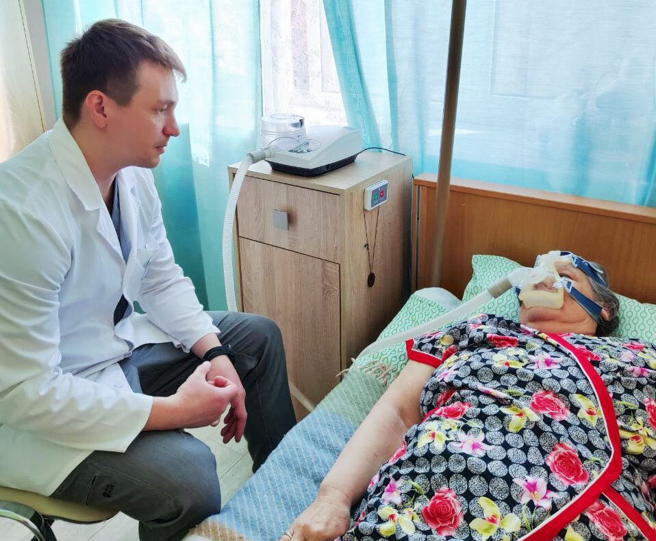 Василий Евгеньевич Покровский с пациенткой