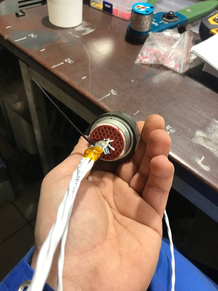 монтажные петельки провода у разъема служат дополнительной защитой. Снимает частично нагрузку с места обжатия провода пином. А так же упрощает монтаж клеммы в разъем. Частично защищает от непредусмотренного "дергания" за косу.