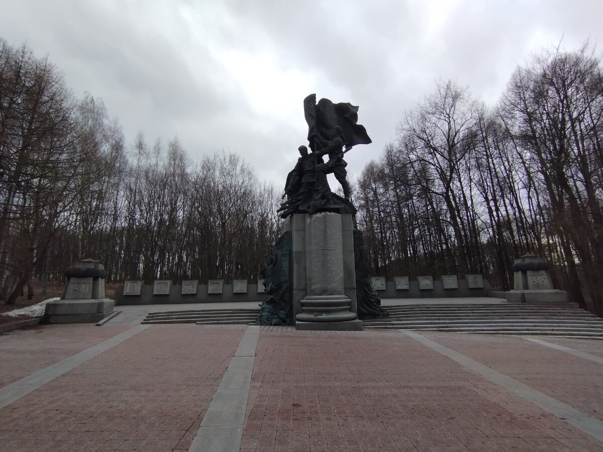 Общий вид памятника "В борьбе против фашизма мы были вместе" (ФОТО АВТОРА)