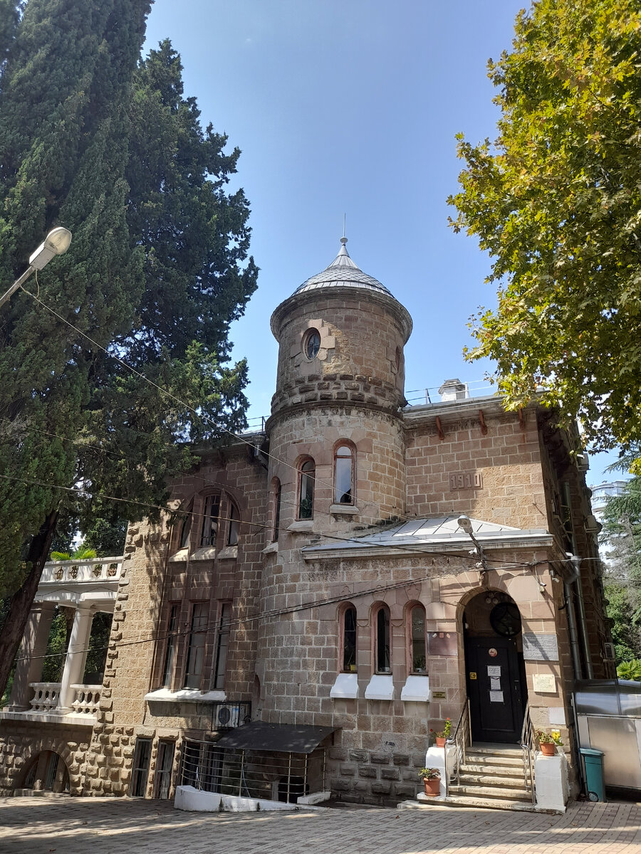 С 1964 г в вилле располагается детское учреждение. Сперва-Дом пионеров. В настоящее время-Центр внешкольной работы. Работают кружки, студии.