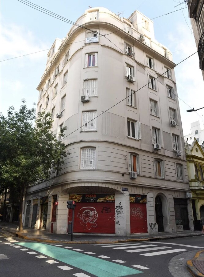 Россиянин Александр Вернер зарегистрирован в доме Santiago del Estero 600, Bs. Aires.