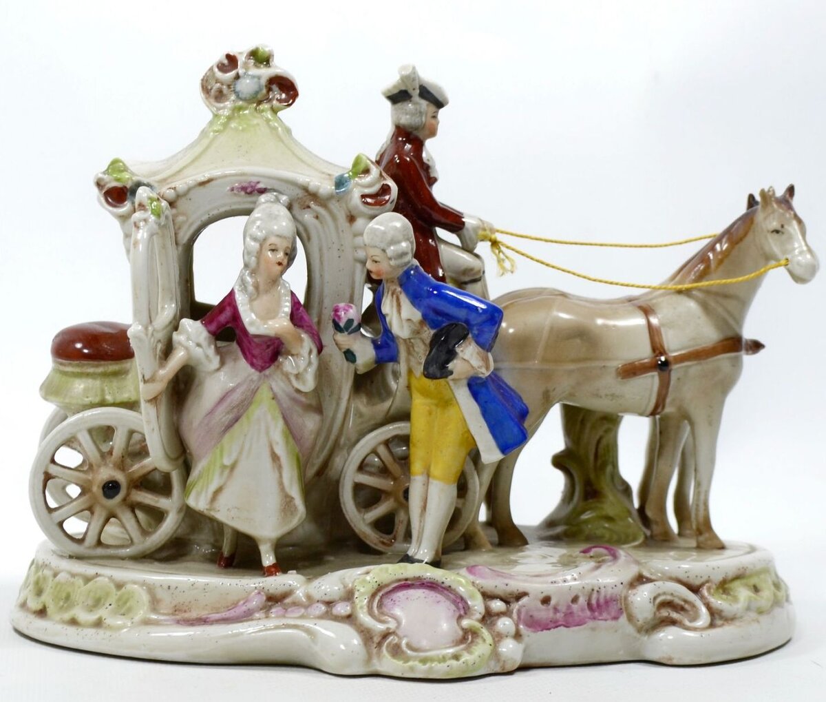 "Дама, выходящая из кареты". Фарфор, роспись. Германия. Из открытого источника